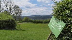 A sign in a natural setting with a view of a valley and hills in the background. - Rendeux Forest View Retreat (Rendeux-Beffe)