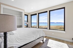 11 soverom, skrivebord, strykejern/-brett og reiseseng for barn