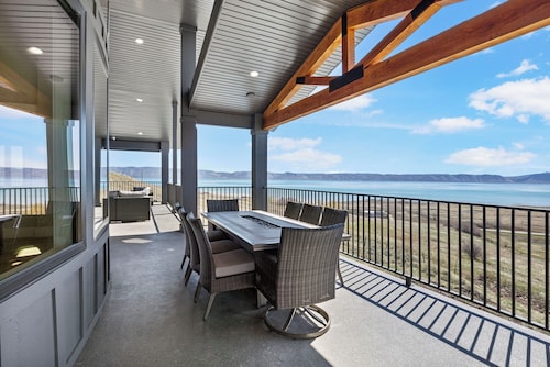 Private pool, hot tub, indoor basketball court, massive indoor slide, and VIEWS!