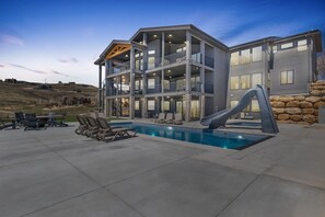 Utendørsbasseng og et oppvarmet basseng