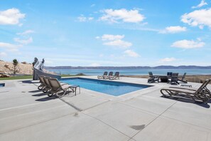 Una piscina al aire libre, una piscina climatizada