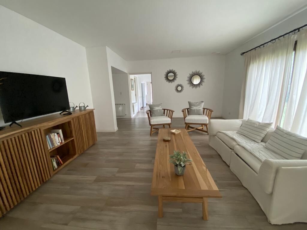 42 inci televisyen skrin rata dengan digital, pendiangan, Netflix