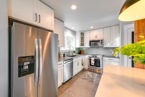 Fridge, microwave, oven, stovetop - Spacious McKinney Farm Getaway w/ Game Room! (McKinney)
