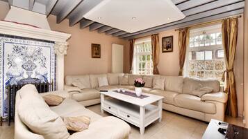 Televisie, een dvd-speler en een stereo