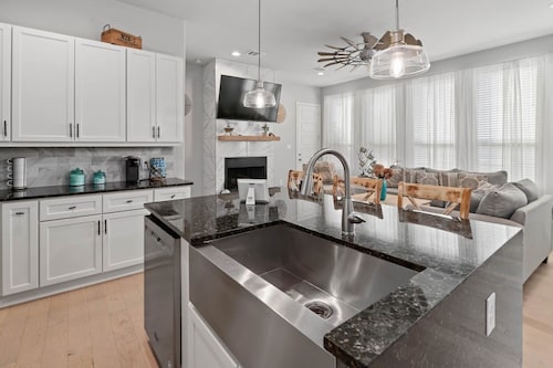 Cozy Lake house at Oakpoint w / Fully Equipped Office. Pet Friendly!