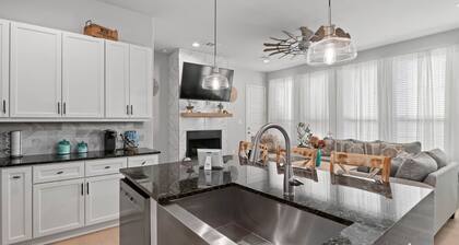Cozy Lake house at Oakpoint w / Fully Equipped Office. Pet Friendly!