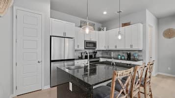 Frigorífic, microones, forn i placa de cuina