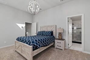 3 habitaciones, escritorio, tabla de planchar con plancha y wifi gratis