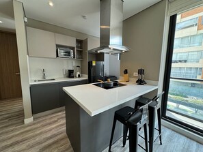 Refrigerador, microondas, cafetera/tetera, licuadora