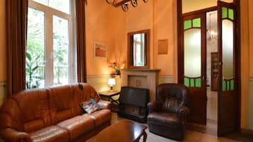 Télévision, cheminée, table de tennis de table