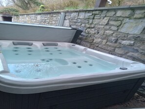 Outdoor spa tub - Cottage with Bubble Bath (Clavier (les Avins))