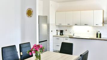 ثلاجة، ميكروويف، فرن، موقد طهي مسطح