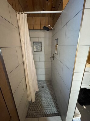 Douche, séchoir à cheveux, serviettes fournies, savon