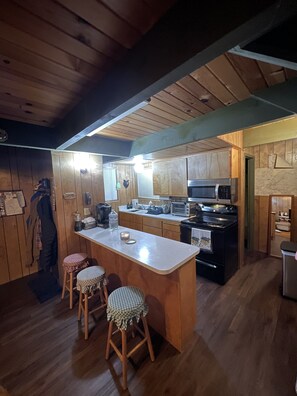 Een koelkast, een magnetron, een oven, een kookplaat