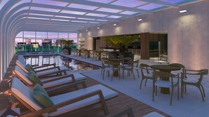 A rooftop pool area with lounge chairs, tables, and a bar. - White Plaza Hotel (Curitiba)