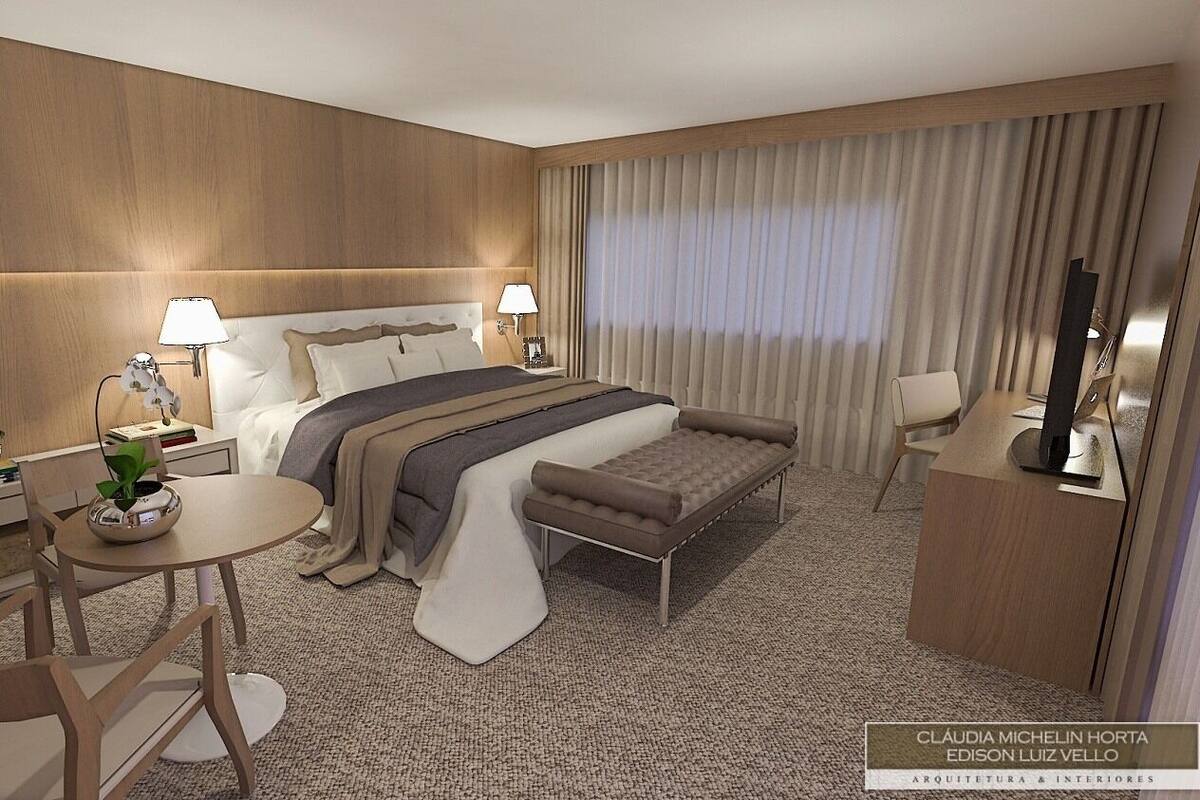 Ein modernes Hotelzimmer mit einem großen Bett, Nachttischen mit Lampen, einem kleinen runden Tisch und einem Sofa.
