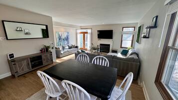 Smart TV, fireplace