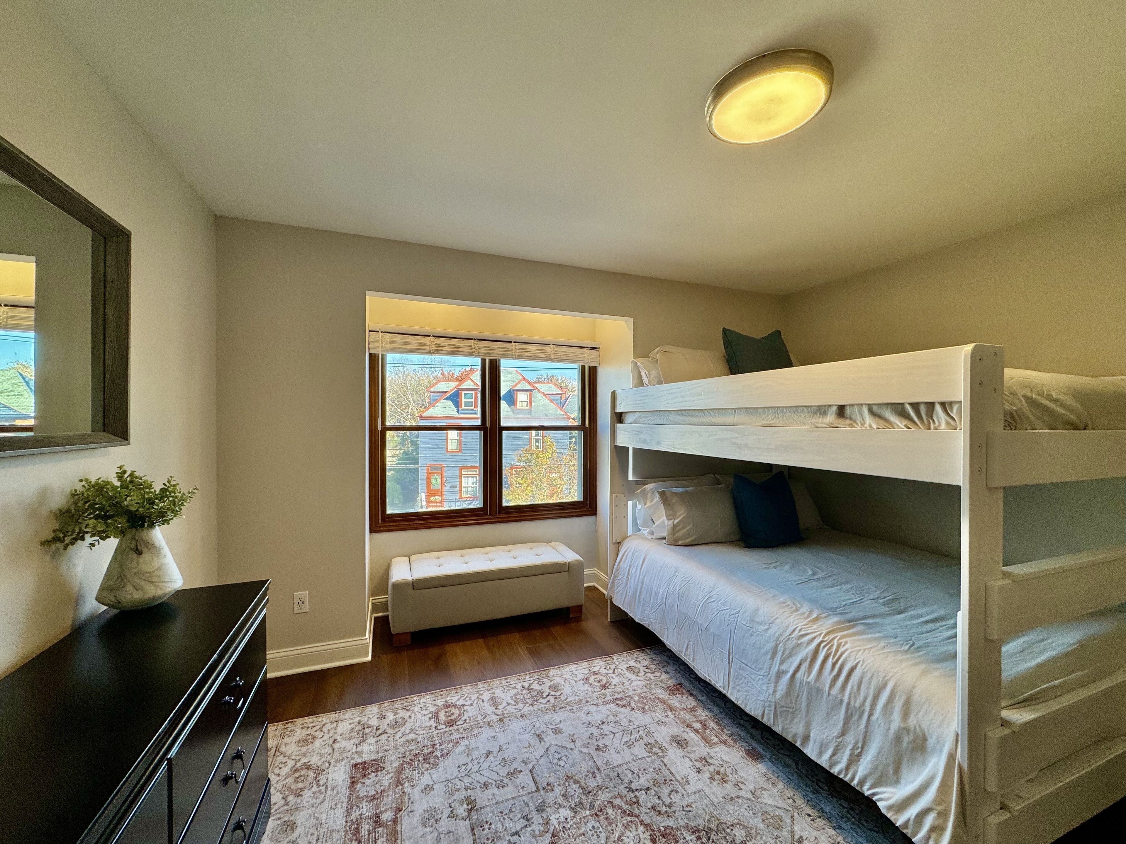 2 habitaciones, tabla de planchar con plancha, wifi y ropa de cama 