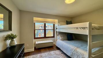 2 habitaciones, tabla de planchar con plancha, wifi y ropa de cama