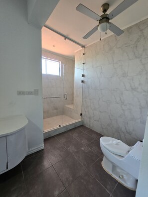 Căn hộ Deluxe, 3 phòng ngủ, bếp, cao tầng | Phòng tắm | Buồng tắm vòi sen, khăn tắm 