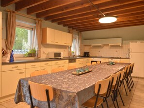 Een koelkast, een microgolfoven, een oven, een vaatwasser