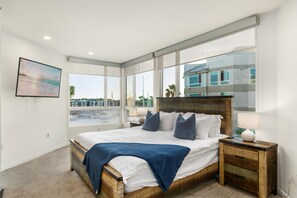 2 habitaciones, escritorio y tabla de planchar con plancha 