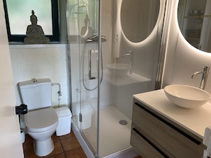 Shower, towels - Bungalow with View near Coo (Stavelot)