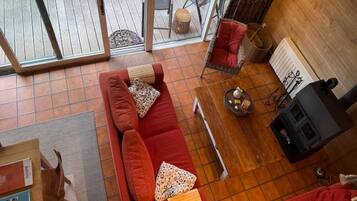 Cheminée, lecteur de DVD, table de tennis de table