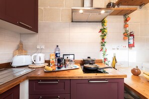 Fridge, microwave, stovetop, electric kettle - "Cettina" Charming Self Catering Studio

 (Bormla)