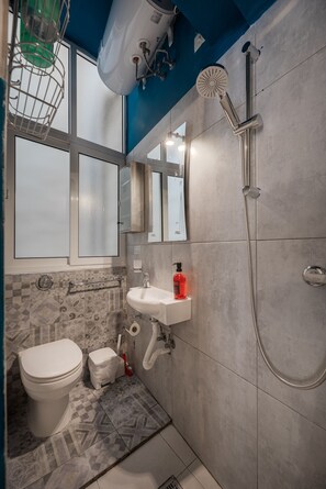 Dusche, Haartrockner, Handtücher, Seife