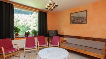 TV connectée, lecteur de DVD, table de tennis de table