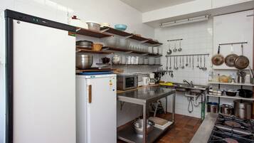 Een koelkast, een microgolfoven, een oven, een vaatwasser