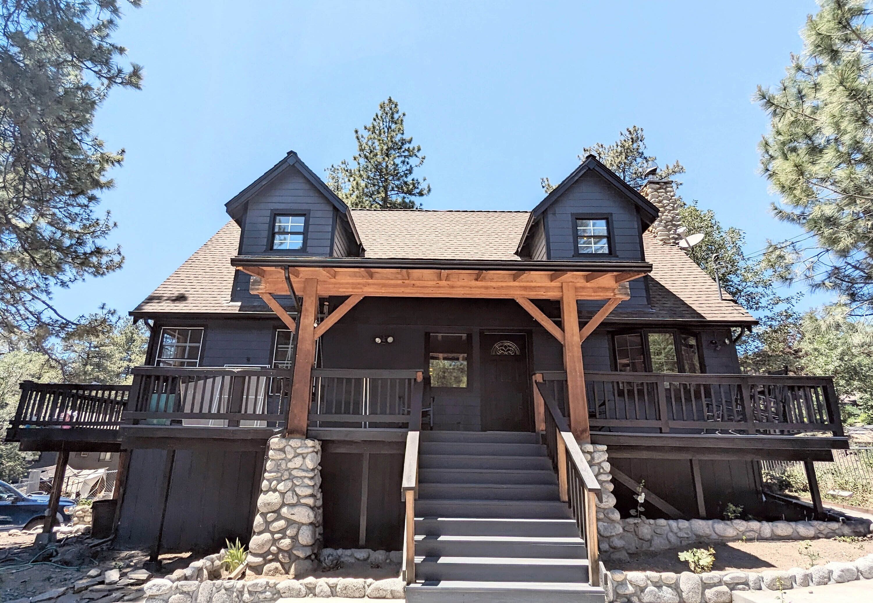 Bear's Den Cabin in Idyllwild, Ca.  5 minute walk to Town Center. 