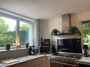 Een koelkast, een microgolfoven, een oven, een kookplaat