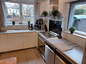 Fridge, microwave, oven, stovetop - Modern Group Home in Bra (Bra)