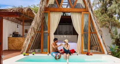 Love Shack/Pool/Parking/BBQ/Private Paradise.