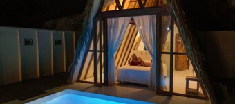 Love Shack/Pool/Parking/BBQ/Private Paradise.