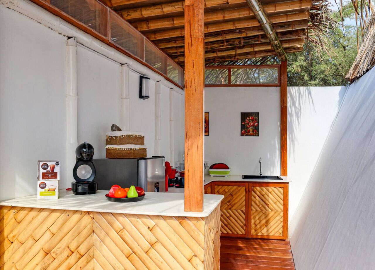 Refrigerador, cafetera/tetera, utensilios de cocina, mesa de comedor