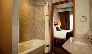 Baignoire à jets, sèche-cheveux, serviettes fournies, savon