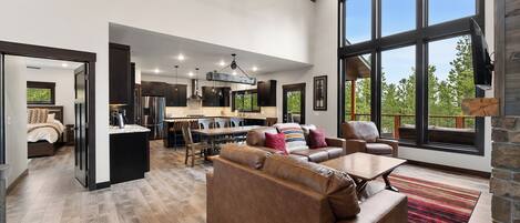 Smart TV, chimenea, futbolito, mesa de ping pong