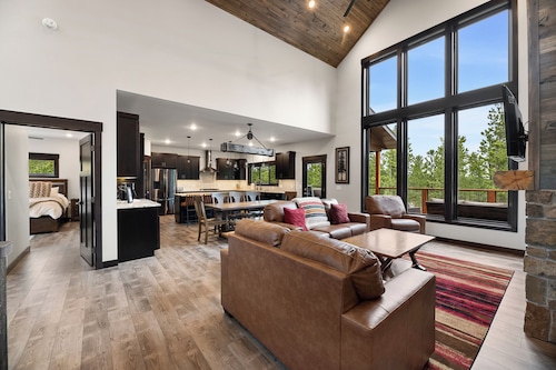 Stylish home with hot tub, pool access, wifi and garage