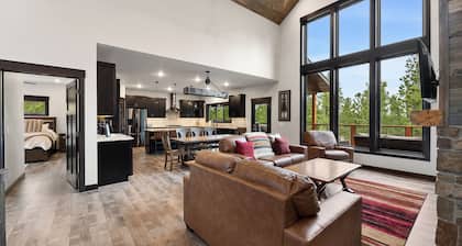 Stylish home with hot tub, pool access, wifi and garage