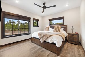 5 bedrooms, iron/ironing board, travel cot, free WiFi - Stylish home with hot tub, pool access, wifi and garage (Lead)