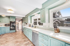 Fridge, microwave, oven, stovetop - Moby's Pacific Beach Adventure Base - Razor Clamming and Winter Storm (Pacific Beach)