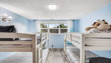 4 bedrooms, iron/ironing board, WiFi, bed sheets