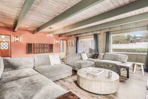 Smart TV, fireplace, video games, table football - Moby's Pacific Beach Adventure Base - Razor Clamming and Winter Storm (Pacific Beach)