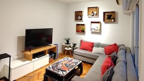 Leilighet – classic | Oppholdsområde | En 52-tommers Flatskjerm-TV med digitale kanaler
