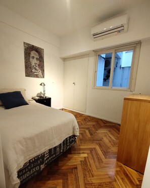 Apartamento clásico | 2 dormitorios, decoración individual, mobiliario individual y escritorio