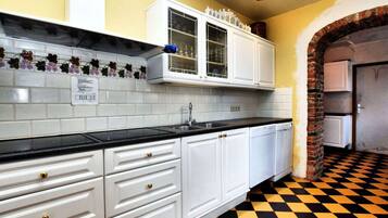 Kühlschrank, Mikrowelle, Ofen, Geschirrspüler