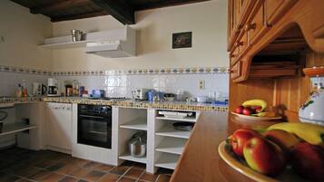 Een koelkast, een microgolfoven, een oven, een vaatwasser